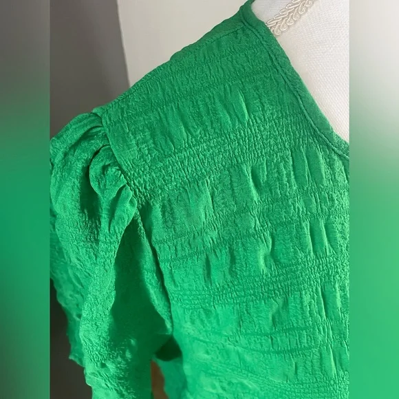 SHEIN Woman’s Grass Green Top with button on backside and slight puff sleeve 1x - Picture 4 of 6